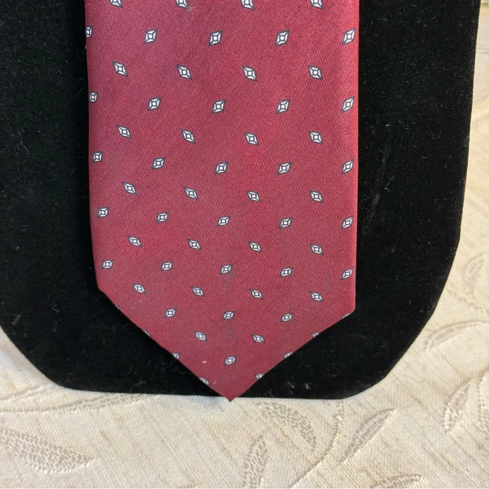 Austin Reed All Silk 1980’s Power Tie. Burgundy foulard pattern. Made in Italy‎